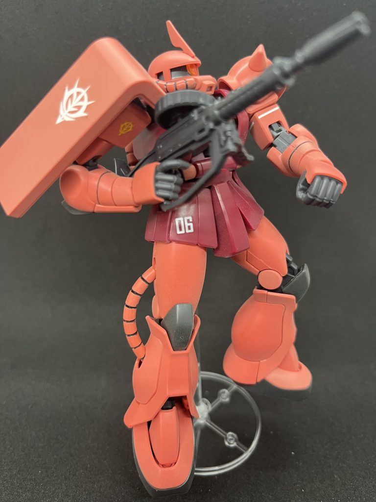 右肩のシールドに穴が空いていたので、その部分を埋めています。