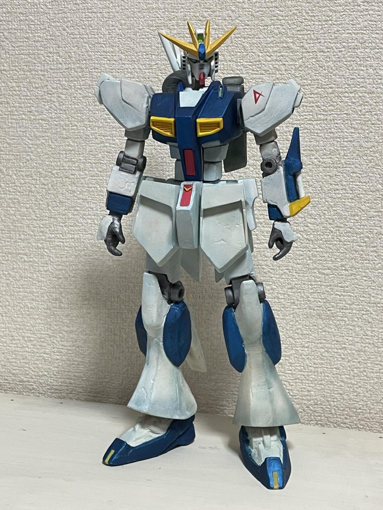 1／144完成ガンプラを見ながら1／60くらい？で作りました。当初は図面無し手指のみ感覚で製作開始、思いのほか細かい造形出来るとわかり、ヘラ使い有りに変更。ガンダムぽくなったところでバランスの悪さに気づき手足胴体首切り分け部分ごとに製作。乾燥後にヤスリがけ有りに変更（沼突入）