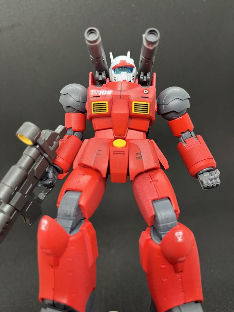 正面のズーム肩の部分のバルカン(?)を銀色のメタルパーツをいれています。