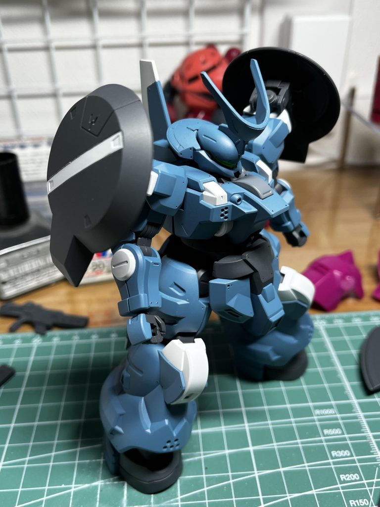 基本塗装時点カラーリングテストで作成したので、製作工程の写真がほとんどありませんでした。。下記は現在製作中のディランザ(一般機)の写真となりますが、頭部改修の工程はほぼ同じです。●使用塗料本体(青):Mr.カラー C72 ミディアムブルー + ホワイト(少量)本体(白):ガイヤカラー ニュートラルクレーⅠ間接:メカサフ ヘヴィ武装類:メカサフ スーパーヘヴィ