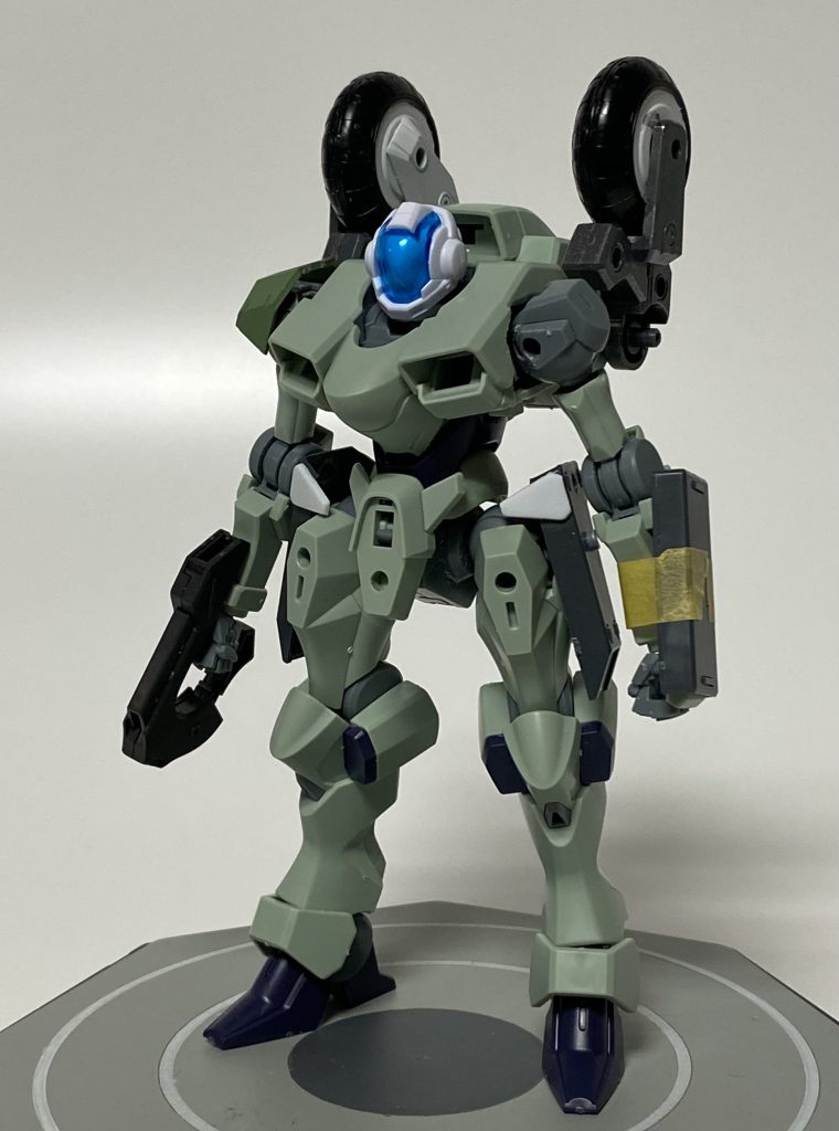 幅詰めした本体に、頭部変更、背面ホイール追加、前腕、腰に装甲追加した超初期ラフモデリング。この時点でもう結構な雰囲気出てます。頭部はご存じ、ガードフレームから。