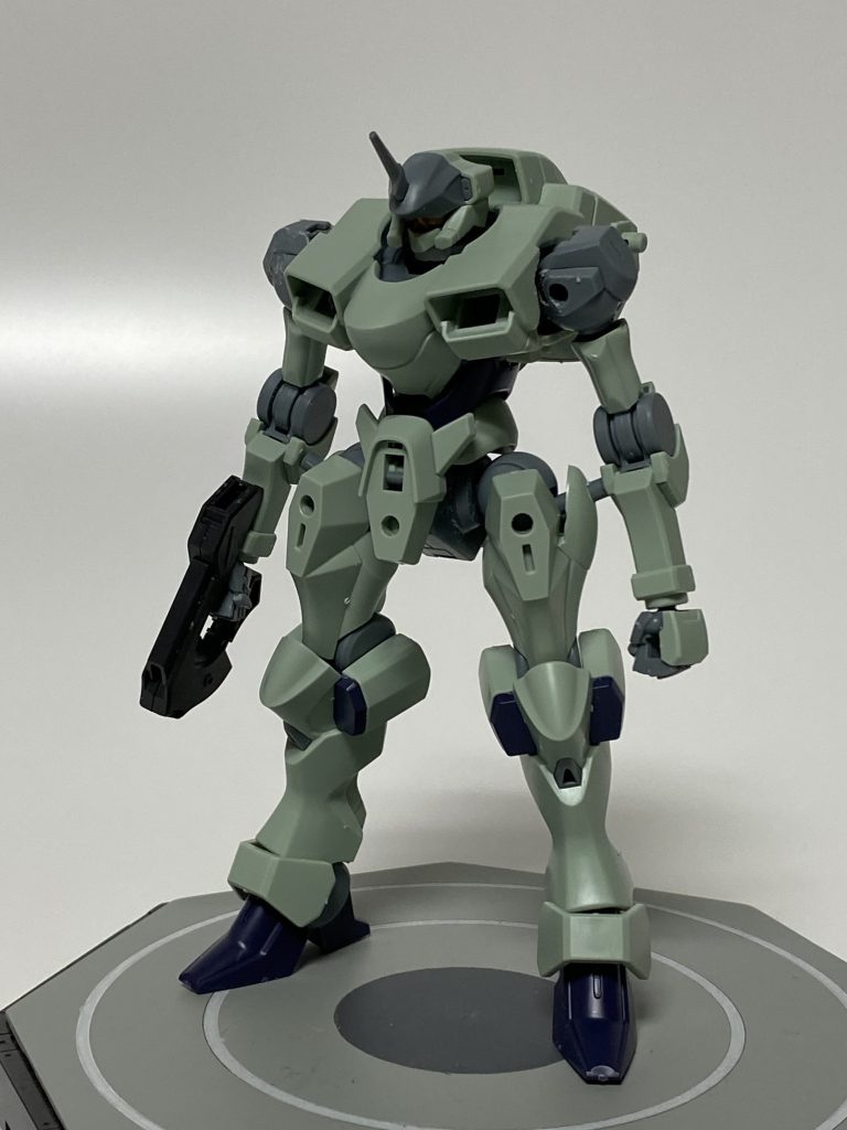 まずは基本プロポーション変更。 人が着ている感出す為、肩、股間を幅詰め。肩関節は内部の受けを削り込んで、左右反転し裏返して組み込んでます。