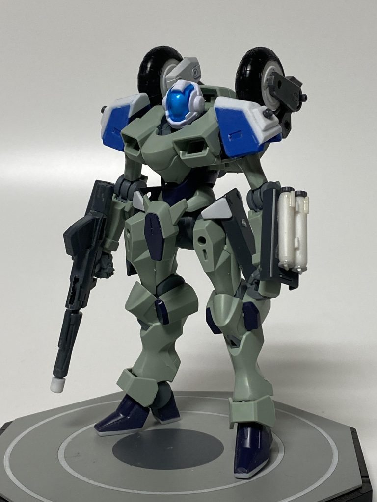 さらに肩アーマー追加、ホイール位置調整、武装変更。この時点でネタ1番乗りの表明を兼ねてTwitterで公開。まだまだラフモデリングの状態なのに、1,000いいね以上付いて、元ネタの人気にビビる。