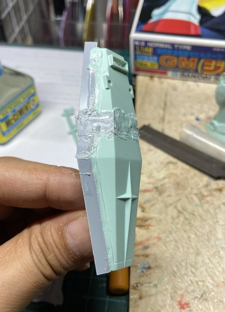 箱絵だとシールドが膝から頭頂部まであるのでかなり拡大。プラ板貼り付けてヒートペンでならすだけ