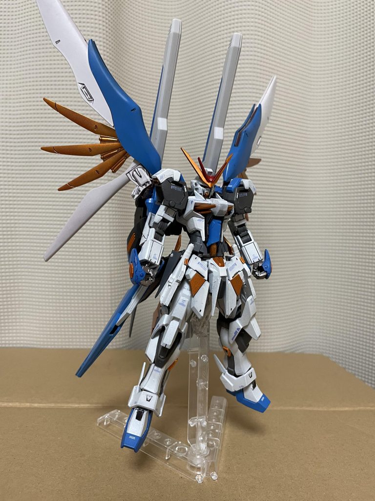 基本は以前のガリアレスと変わらずバックパックのストライカーを装着しています