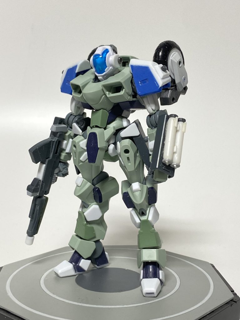 腰から脚部にかけてジャンクパーツとプラ板で形状変更。かなり元ネタに寄りました。