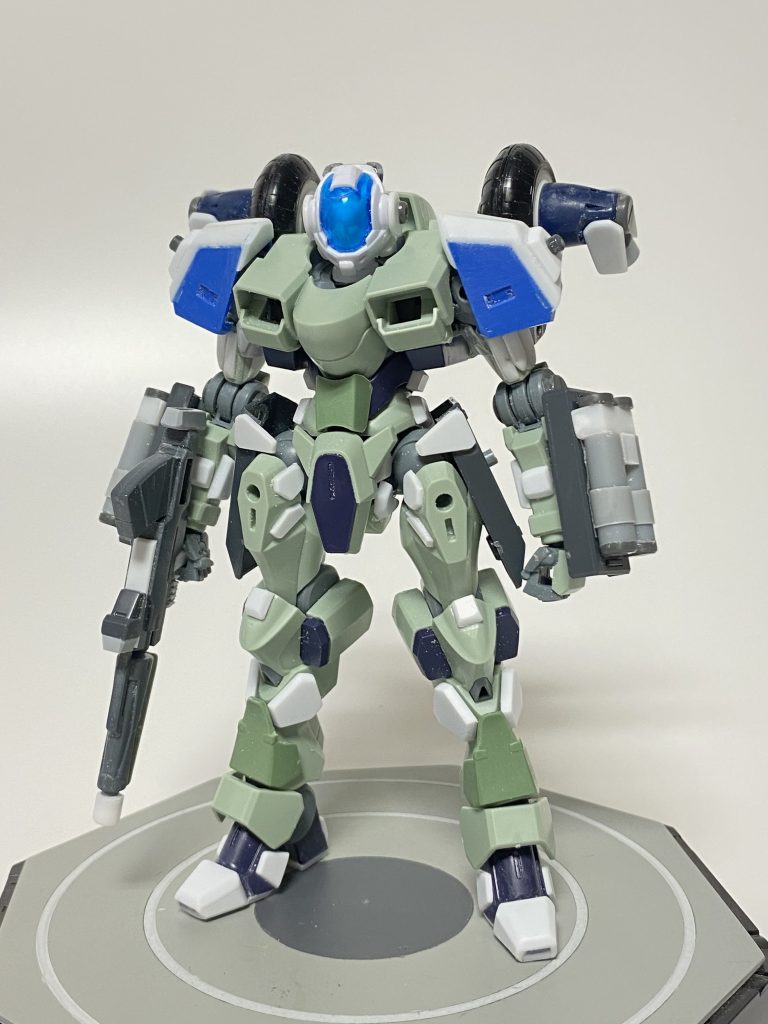 腕部をボリュームアップ、前腕のロケットチューブをスクラッチ。ホイールにブースター追加、ほぼ形が出ました。ここから分解してディテール追加へ。