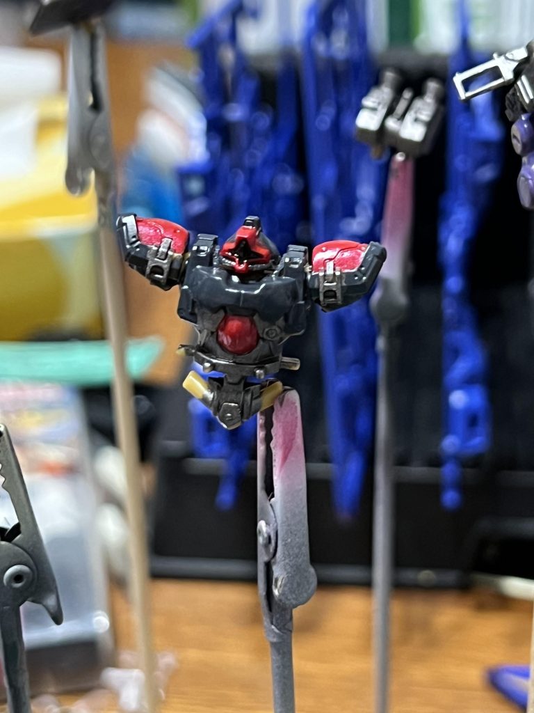 塗り分けは筆が震えて大変ですが、完成した時のカッコ良さはプラモデルとは違った達成感がありますね。