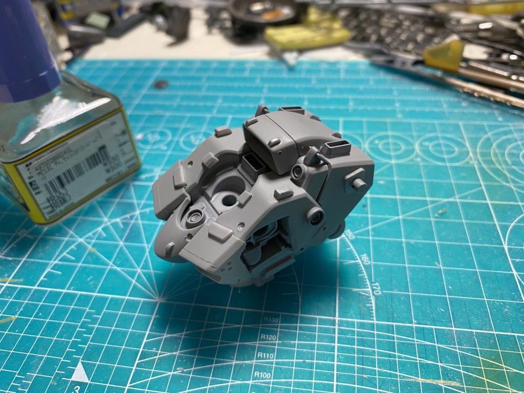 胸部サフ迄仕上がり。今回はサフ萌見たかったのでサフ吹いてます。なるほど、アーマードコア風な胸部