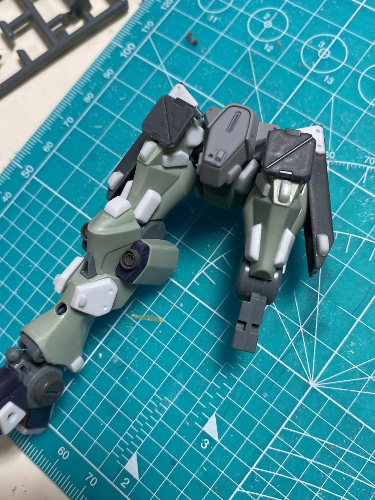 太もも全面の3ミリ穴の周辺をどう処理するか悩んでたんですが、手を動かしたらあっさり解決。まずはやってみるモンですね。