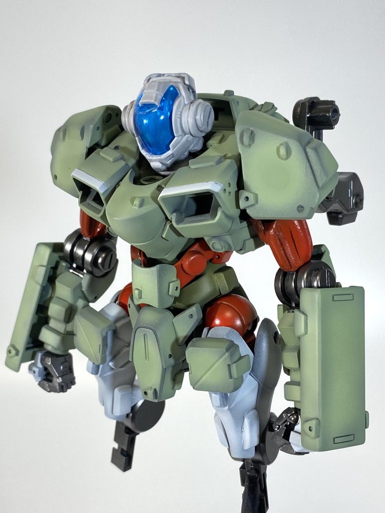 塗装開始。元ネタはもっと水色だったり淡いグリーンだったりと色々なイメージがあるのですが、ここは最大公約数を狙ったミリタリ風のライトグリーンを調合。見比べて見るとザウォートの成形色にほど近いグリーンでした。今回1番こだわった部分です。