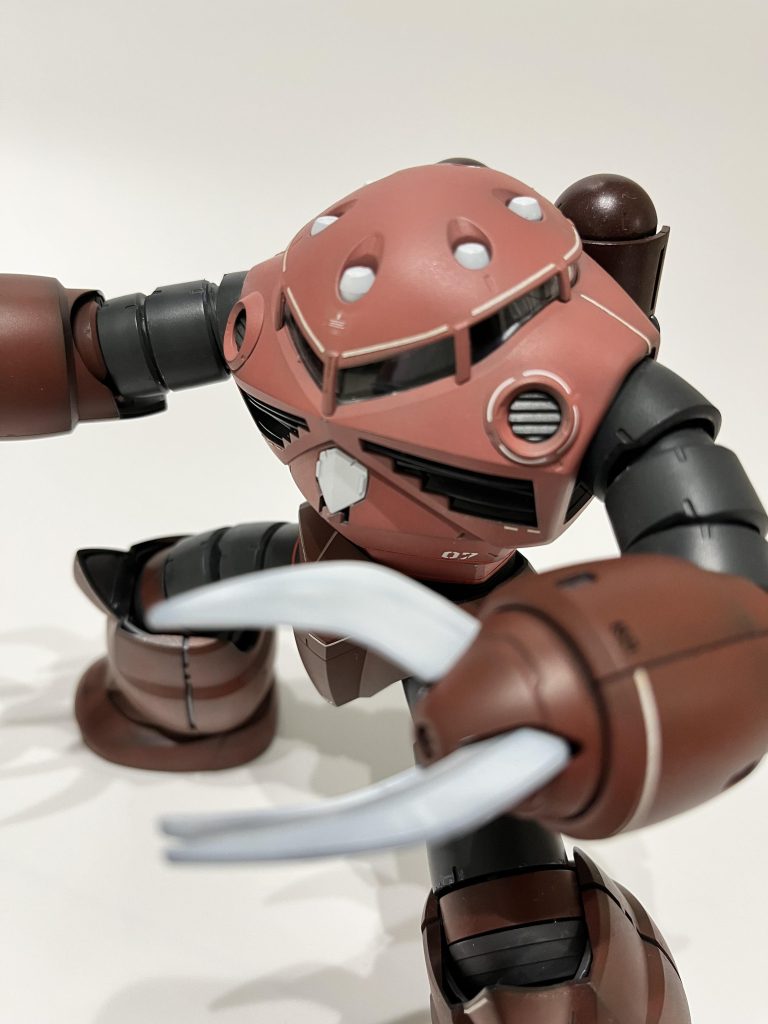 黒立ち上げで仕上げています。いわゆる当時流行ったMAX塗りです。ジオン系はバッチリ決まりますね！頭のミサイルの白色、気に入っています。