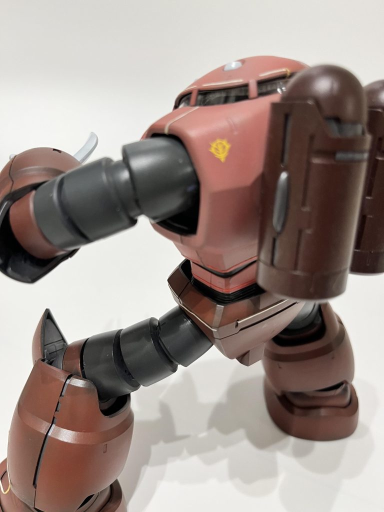 左肩後ろのジオンマークがチャームポイントです。タトゥーっぽい？製図様ラインテープ貼っています。経年劣化で剥がれが出ています。（気にしません）20年間我が家に飾ららている古株です。赤軍団を応援するために参戦しました！