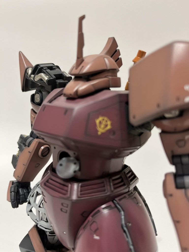 黒立ち上げ、MAX塗りで仕上げています。当時作り置きした2色のピンクでザク、ズゴック、ゲルググ全て同じ色に仕上げています。さすがにジオングには使いませんでした。ハッチは銀色に。どうもここにピンクが違和感があったので。