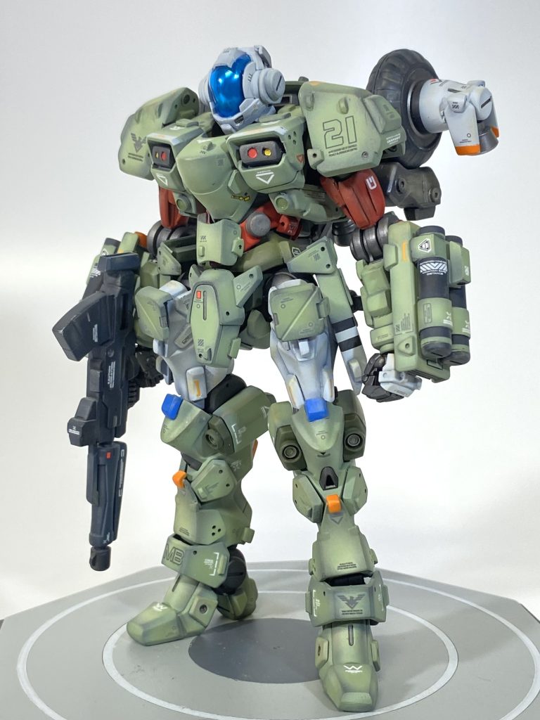 全面から  ベネリットグループ傘下のペイル社、その火星支社が開発したガンドフォーマット型戦闘用パワードスーツ。義体制御程度の低パーメットスコアで、超低遅延での身体追従性を実現している。武装として実弾型アサルトライフル、コンパクトマルチロックミサイルx4 近接兵装として高周波ナイフ、格闘装備として両拳にDMS(ディストーション・メリケン・サック)を装備