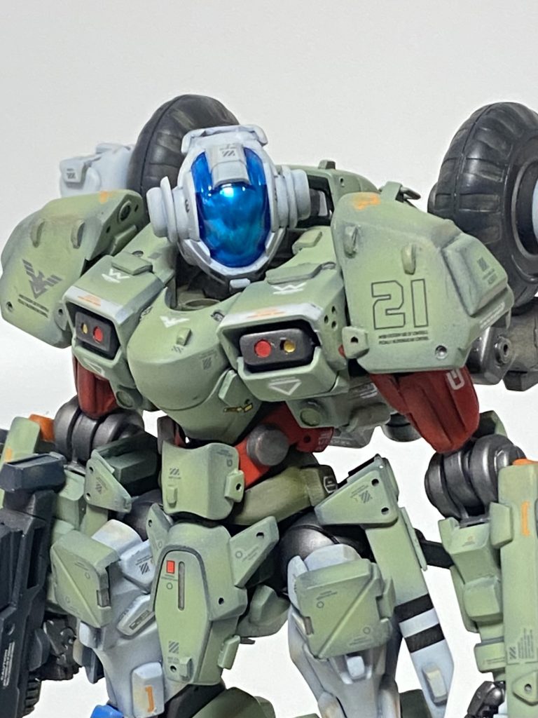 胸部アップで。 頭部バイザーは直接視認では無く、顔防御装甲の上にセンサーが配置されたタイプ設定