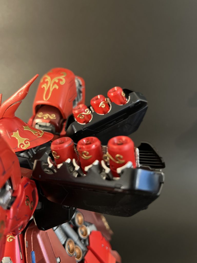 ファンネルコンテナ。銀色の部分はメッキマーカー使って質感変えています。装甲以外はファレホの筆塗り。バーニアは黒→ブロンズはマイブームです。派手になりすぎず、シックにキラッと光ります。