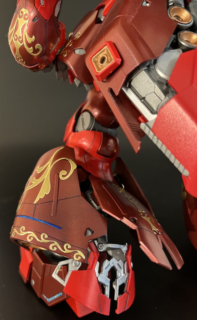 足元。MGνガンダムと対に並べることも考慮し、装甲からの露出部分一部をサイコフレームと見立て、シルバー→クリアブルーで塗り分け。