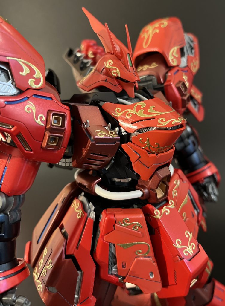 上半身。元の赤と相まって、なんとなく中華っぽいですね。