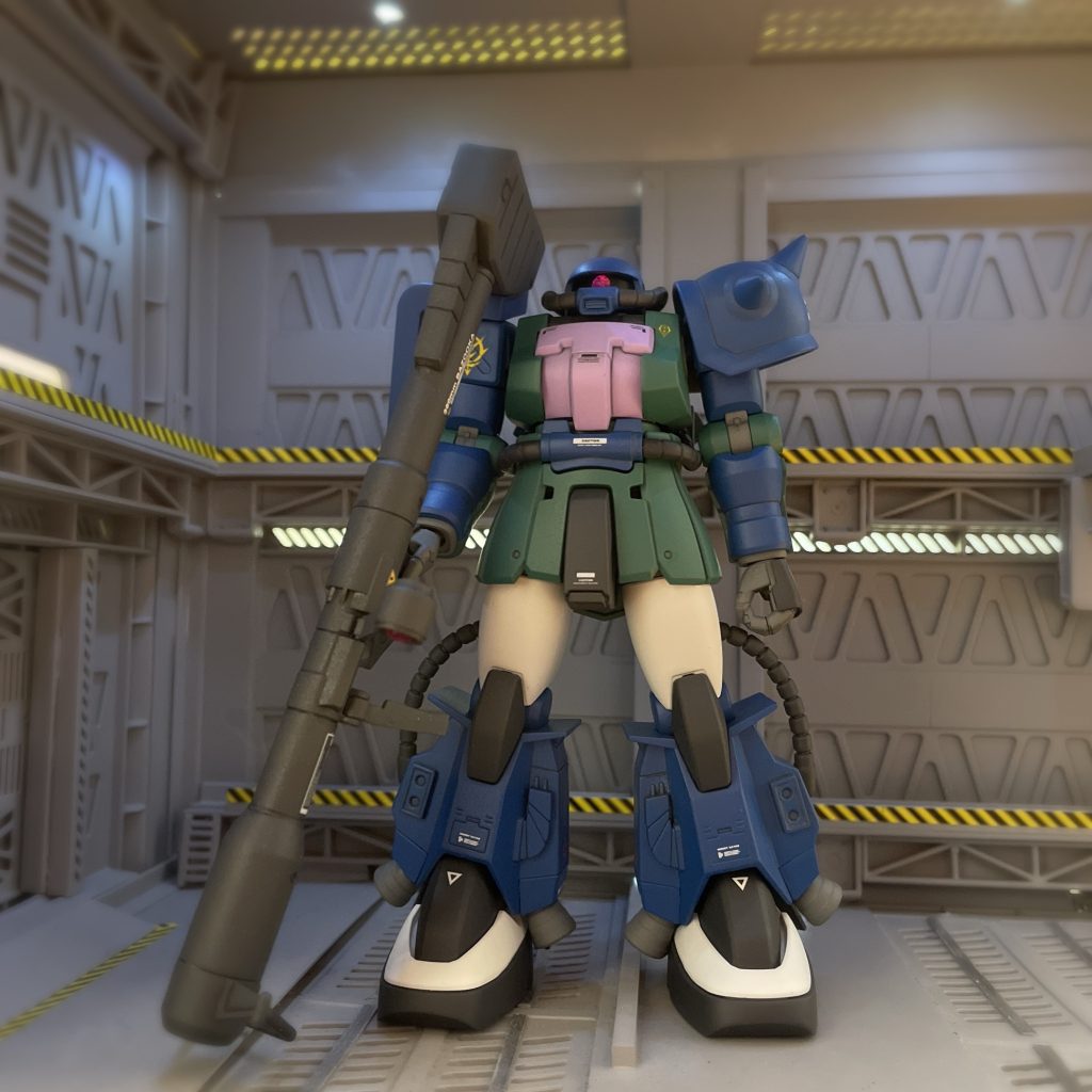 脚部・バックパックに黒い三連星ザクを使用し頭部・胴体・腕部・足をF2ザクを使用しました。武装はジョニーライデンザクのジャイアントバズを使用。