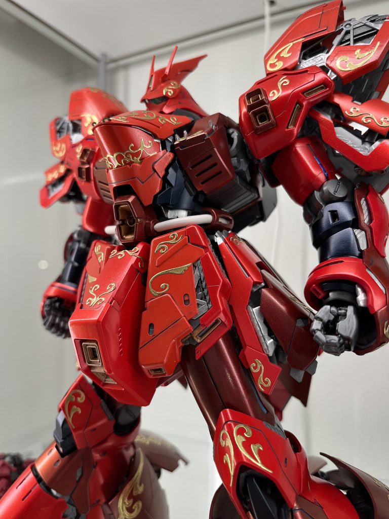 MGサザビーです。なかなか仕上がらず、気付けば10年ぐらい経ちました。コロナの時期のガンプラ不足も手伝い、何とか完成となりました。塗装は3色塗り分けの後、ルビーレッドでパール塗装。メタリックともキャンディ塗装でもない落ち着いたギラつきのないメタリックを目指しましたが、思い通りの色味にならず。結局その上からクリアルージュ、ディープクリアレッドを上塗り。相当塗膜厚いです。テストの大切さを思い知らされました。