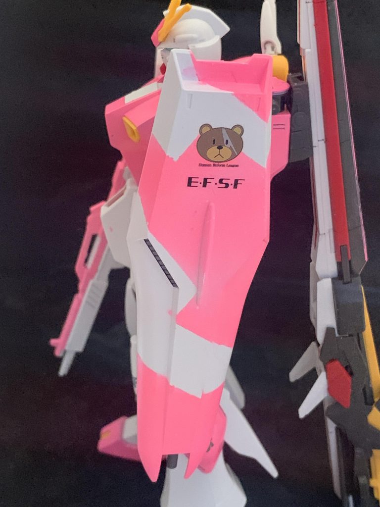 シールド、武器はEGのνガンダムやパーツパラダイスから拝借。シールドはHi-νガンダム風に塗装。ちゃんと真っ直ぐなラインになるように塗装するのが今後の課題になります。