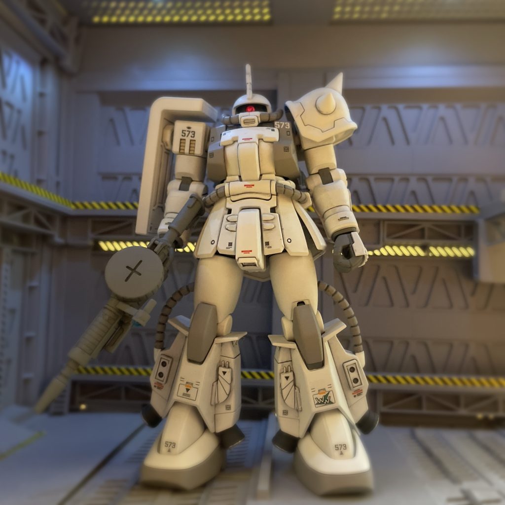 脚部・バックパック・肩アーマーにシン・マツナガザクを使用し頭部・胴体・腕部・足をF2ザクを使用しました。武装はF2ザクのマシンガンを装備。