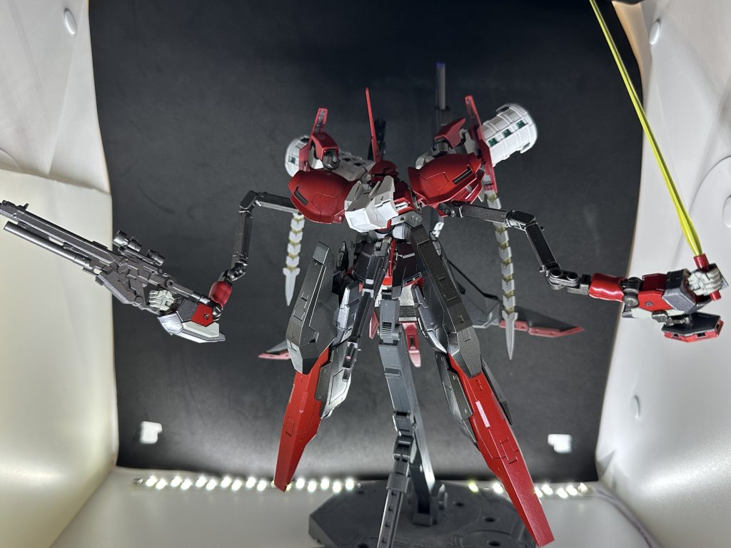 本機は当初、MSを基軸にしたMAを想定していたため、名残として両腕を伸ばすことが可能。