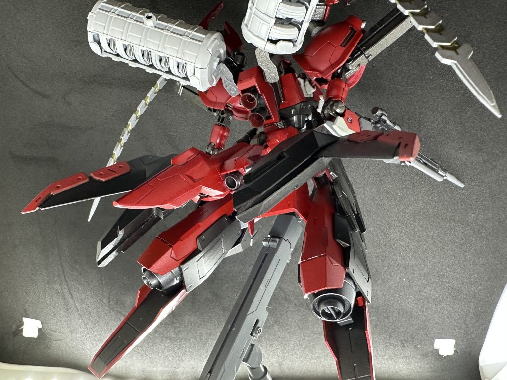 脚部の大型スラスター のみで大気圏内を飛行可能。後述する機体コンセプトも相まって、地上での補給は考慮されていない。