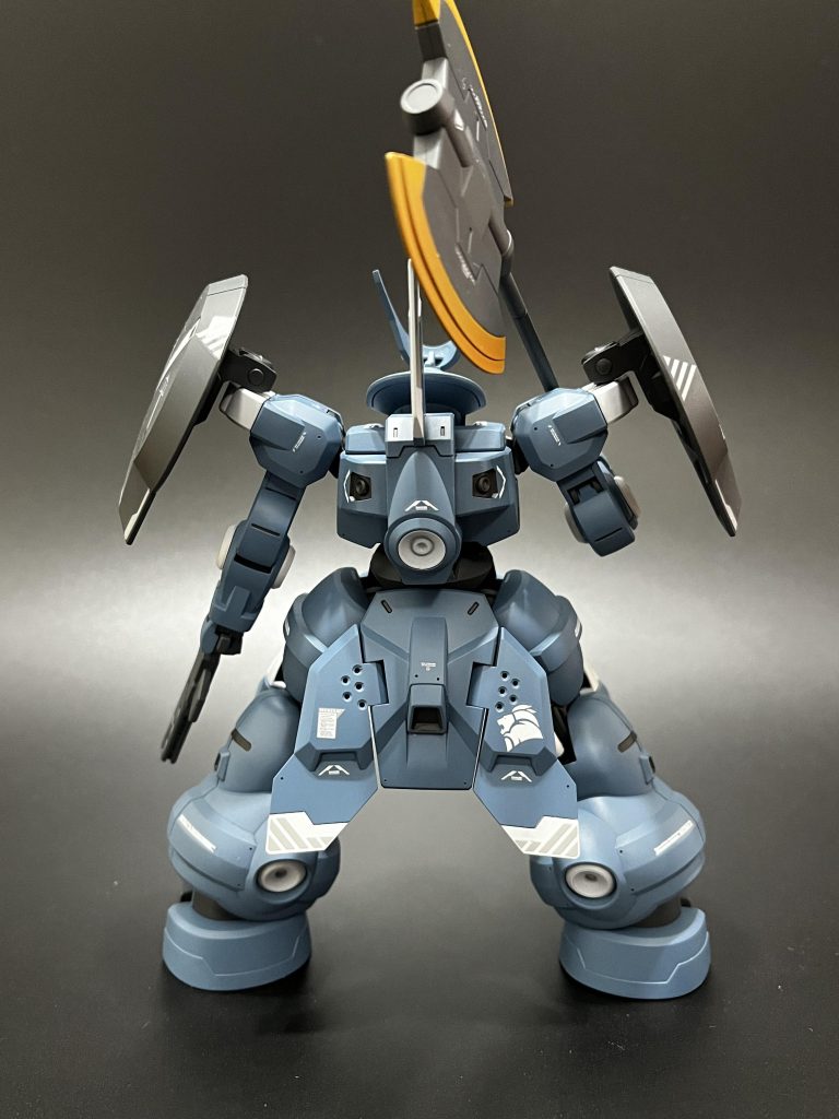 元キットはグエル専用ディランザにラウダ装備させてます。なので、リアスカートのみグエル機のものになってます。