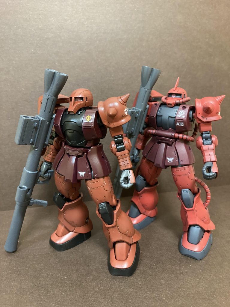 先日アップしたザク1と。並べてみると同じ赤い機体でも色の違いが目立ちます。ザク2製作後にザク1を作ったのですがなんとなくザク1は色を変えたかったのは記憶にあります。オリジン版ザクはどちらも好きで、これ以外にもC型を2機、高機動型を1機製作しています。（C型の1機は先日アップ、もう1機は後日アップ予定です）