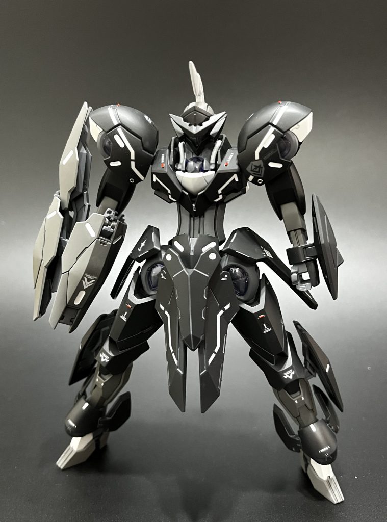 ヘッドにはアンテナを追加(ジャンクのキュリオスから)塗装する前はヤバいかな、、と思ってましたがまとまってよかったです!右手の花のような武装を外して、フリーダムのような翼を付けたくなりましたが、今回はやめておきました 黒騎士みたいになって多分カッコいい!