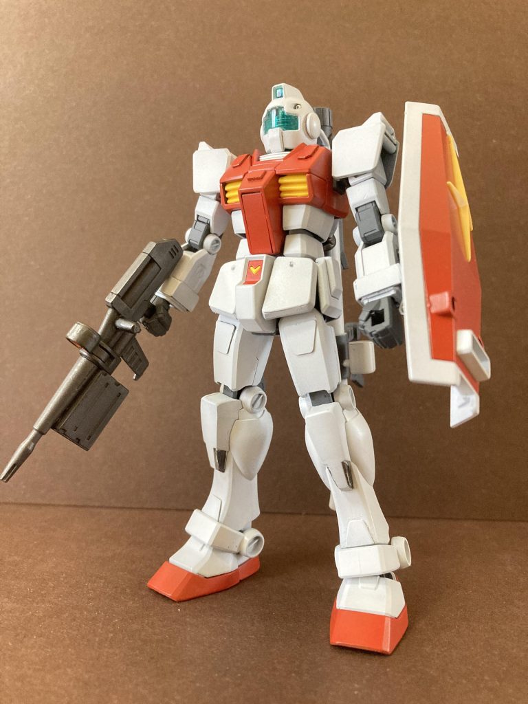 ジムの頭ってこんなに大きいんですね肩、腰、膝周辺を改造してオリジン版っぽいジムをイメージして作製。絶妙な弱さが出てます。武器はEGのライフルにザクのバズーカの弾倉を付けただけです。色はガンダムカラーのホワイト、胴体はオレンジと赤色で調色。
