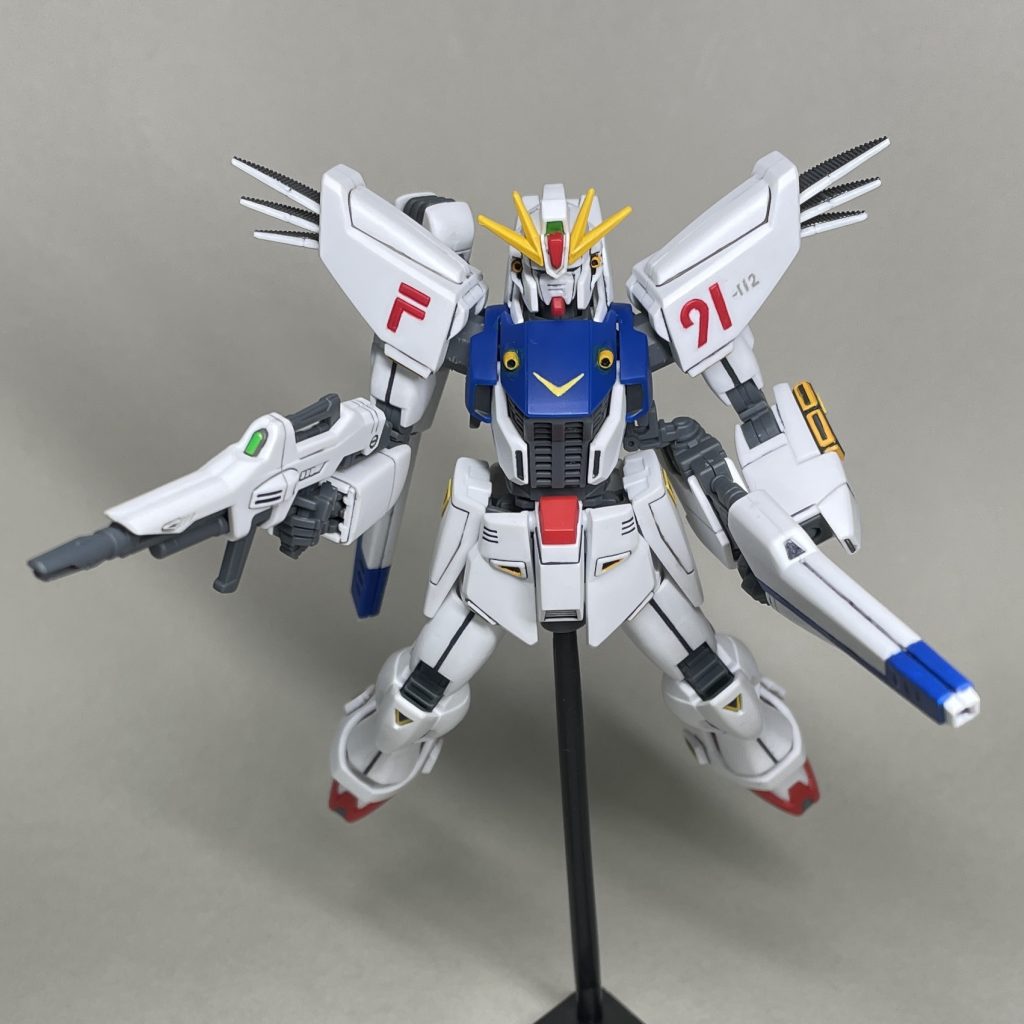 正面 胸部のVマーク、肩の機体ナンバーを筆で書き込みました。