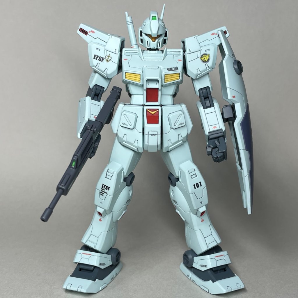 正面 シールはキット付属のもの(バラ売りでたまたま入手)や雑誌付録のものを使用。 デカールは、「スジボリ堂ロボデカール注意書きマーク」のグレー、ホワイト、レッドを用い、RGガンダムGP01ゼフィランサスのデカール指定の位置を参考に貼りました。