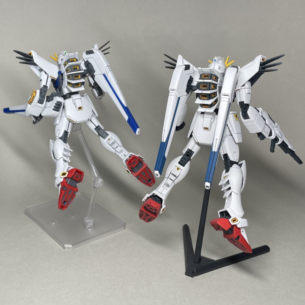 全塗装のF91(右→)と並べて うしろ  足裏に肉抜き穴がありますが、塗り分け後は思ったほど気になりません。