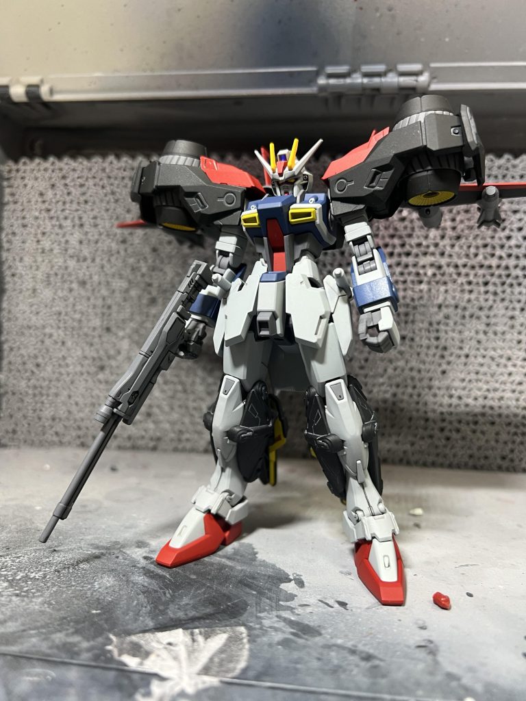 本体カラーは試作機の想定なのでなるべく落ち着いた色にしました。ストライカーパックはいつの間にか一撃離脱戦法レベルの超高機動になってしまったのでレイダーカラーにしました。