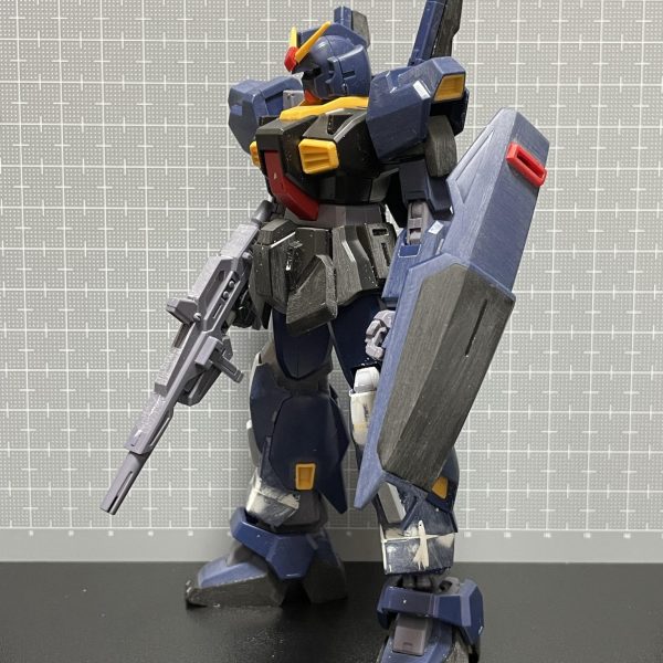 ハーフガンダムの作業中ですが、ここでセットにして飾りたいガンダムMk-Ⅱに着手。基本的にキットのまま表面処理と合わせ目消しをしていきますが、脚のすねから膝、ももまでの形の流れが気に食わないので形状変更膝を限界まで延ばすと逆に曲がってしまうので、まっすぐで止まるように調整ということでおおよそは完了。表面処理と合わせ目消しの残りと、作業中に気になったところが他にあれば直していきますが、概ねできてきたかなと思います。（2枚目）