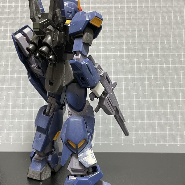 ハーフガンダムの作業中ですが、ここでセットにして飾りたいガンダムMk-Ⅱに着手。基本的にキットのまま表面処理と合わせ目消しをしていきますが、脚のすねから膝、ももまでの形の流れが気に食わないので形状変更膝を限界まで延ばすと逆に曲がってしまうので、まっすぐで止まるように調整ということでおおよそは完了。表面処理と合わせ目消しの残りと、作業中に気になったところが他にあれば直していきますが、概ねできてきたかなと思います。（3枚目）