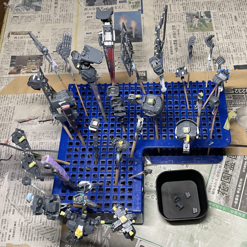 フレームの塗装準備　フレームは、基本的に組んだ状態で塗装しました。