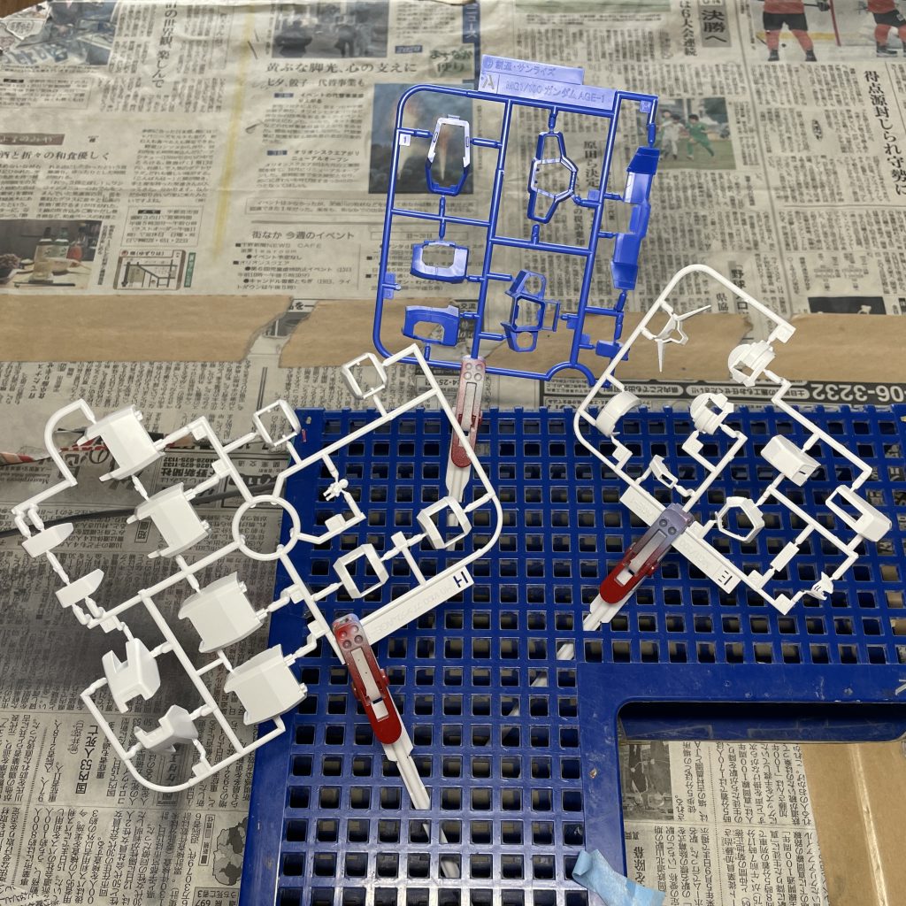 白、青の部分の塗装準備　ランナーについたままエアブラシ塗装しやすいように、ゲートを切り取ったり、ゲートを切り離した部分をゲート処理しました。赤、黄色のランナーは加工せずに塗装しました。　