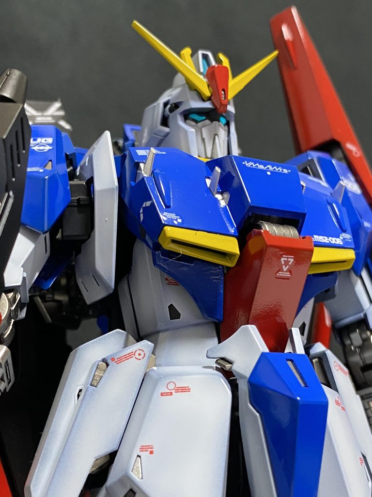 目は無難にガイヤのグリーンブルークリアで塗ってブルーライト反応タイプw