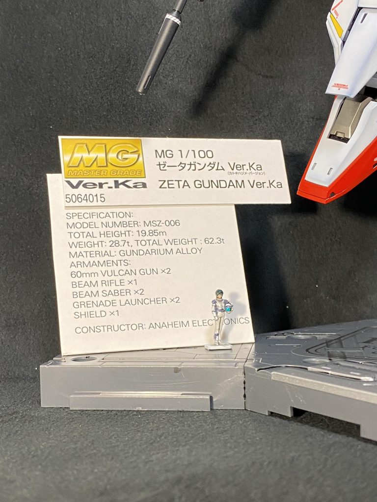 お褒め頂きましたカミーユも看板の前で着飾っております。