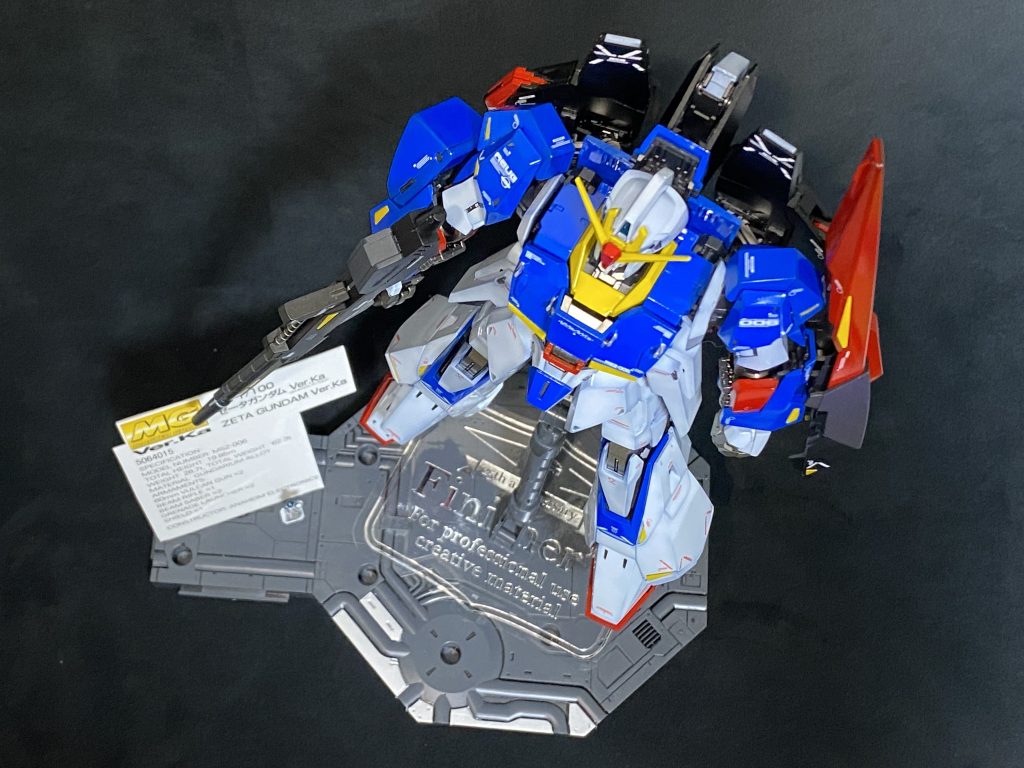 基本塗装は全てフィニッシャーズ!フレームはカーボンマット金属系はライトガンメタルとフォーミュラクロームシェルホワイト ピュアレッド ソニックブルーで黒立ち上げグラデーションイエローは流石に辛いのでエンジンゴールドいれてからミディアムイエローで立ち上げここでも良い色味♪