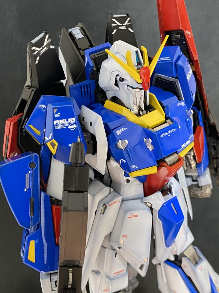 んがやはり物足りないので彩度アップにガイヤのクリアーホワイト、ウルトラマリンブルー、ウルトラレッドで下地が浮き出るようグラデーション塗装イエローはクレオスの純色イエローで重ね塗りんーやはり黄色は難しいな〜