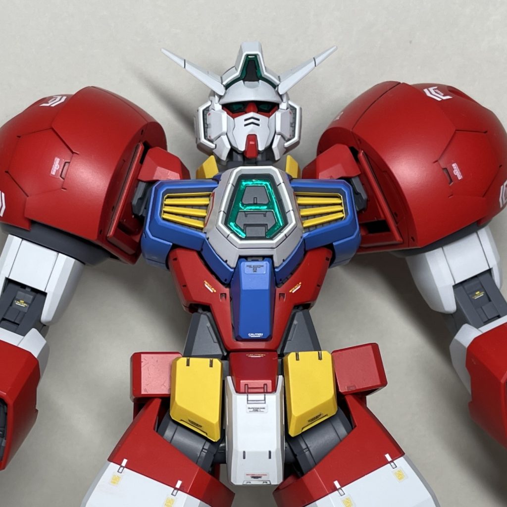 胸部アップ　クリアー成形部分は生かし、内側にキット付属の反射シールを貼りました。頭部センサーは思うように光を拾わないので、他のMG AGE1を作る際は透明パーツを生かさず塗装するつもりです。