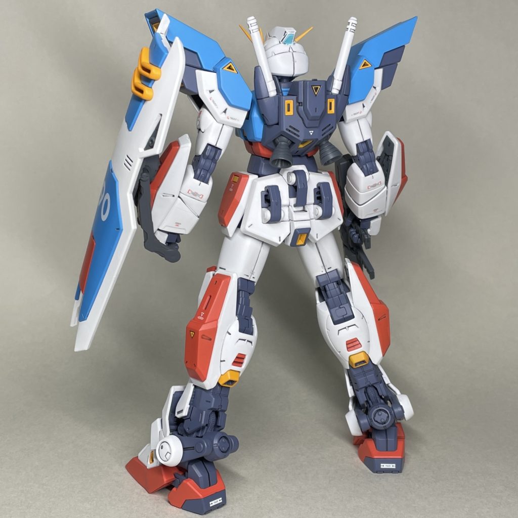 うしろ　フレームやライフルは組んでから塗装しました。外装のヒケが目立つ部分などは、普通に切り離して表面処理したり、ゲートについたままペーパーがけしてから塗装したパーツもあります。