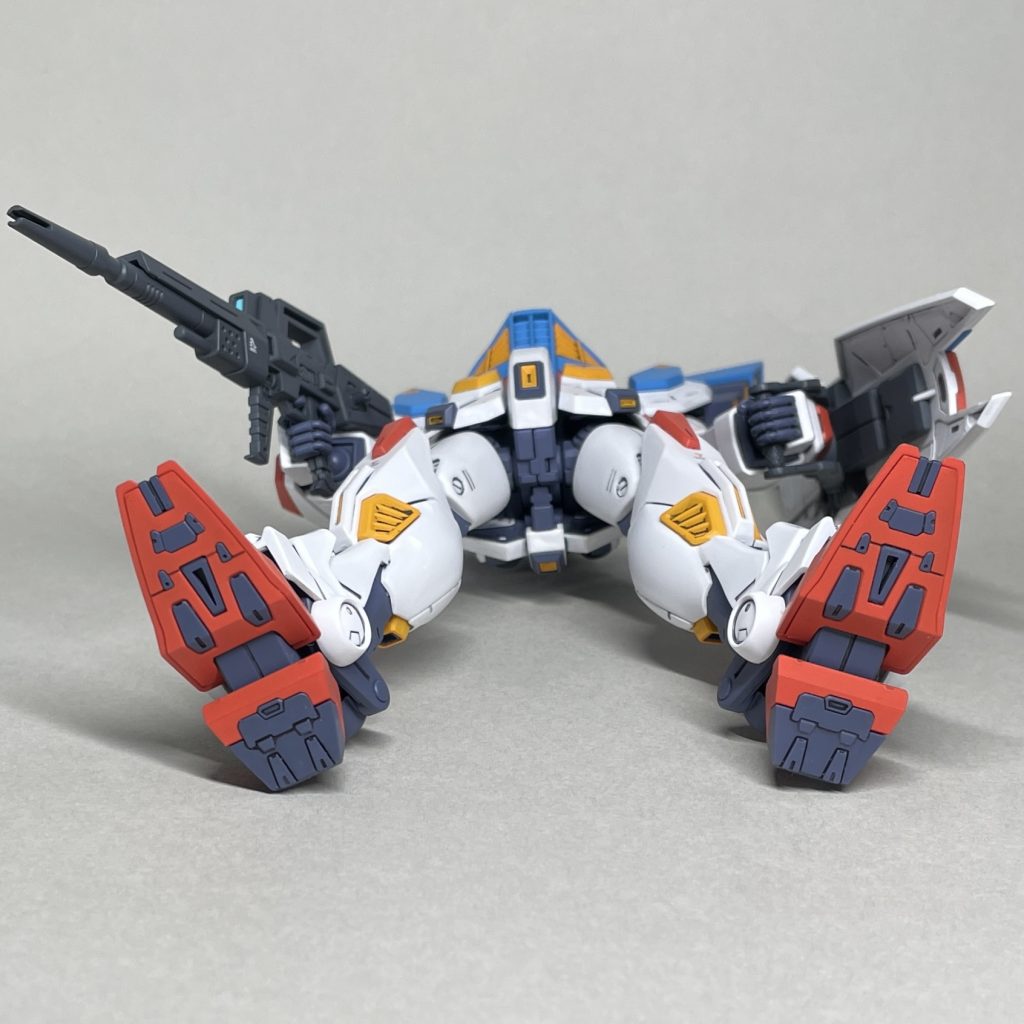 下から　今回は塗装していますが、塗装しなくても足裏は色分けされています。