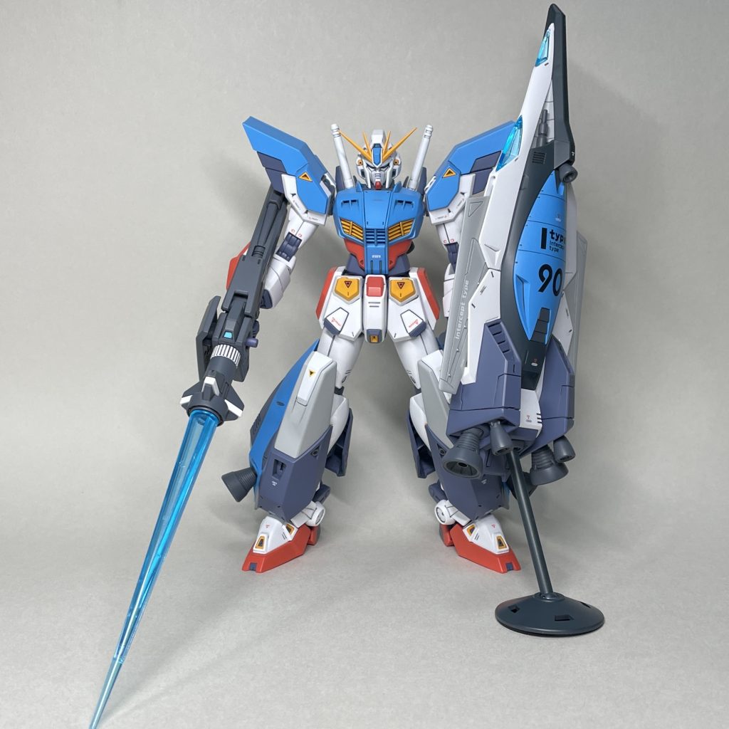 正面　シールドのスタンドがあるので、現時点ではランスも含む4点支持で安定して自立できています。長時間飾った場合に左腕がヘタれるかどうかは分かりません。