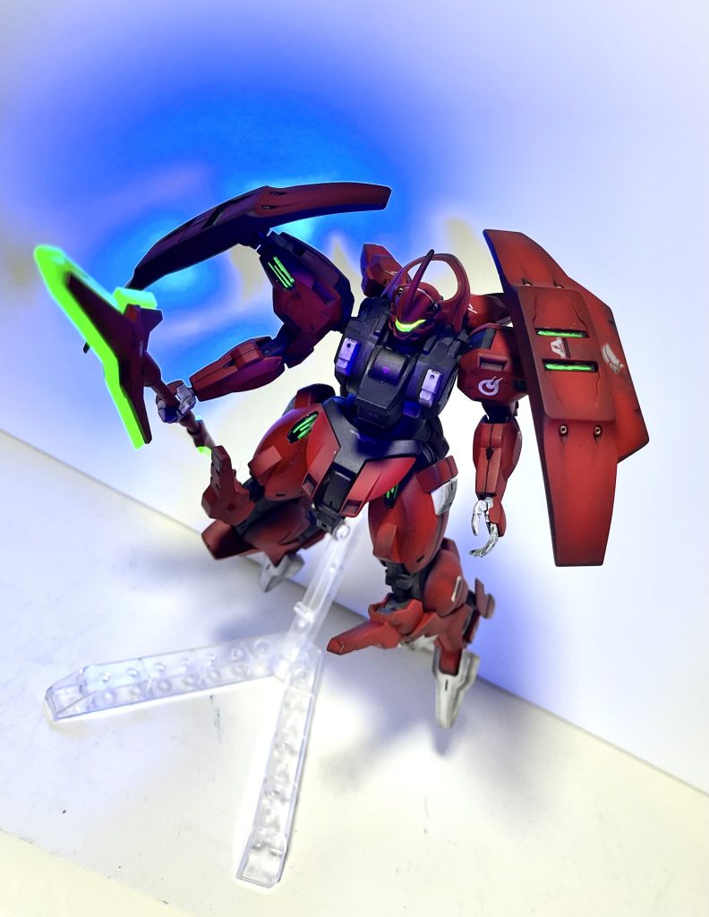 ブラックライトを当てると蛍光グリーンが綺麗に光ります。三本線はベースに蛍光グリーンを塗り、既存のシールのグリーン部分をカッターで切り取り上から貼りました。ちょっとガタガタですが😭あとはフリーハンド😭